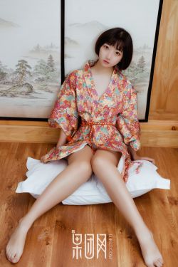 美女挤奶